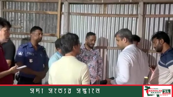 সিরাজগঞ্জের কামারখন্দে সার গুদামে প্রশাসনের অভিযান এবং জব্দকৃত সারের বস্তার প্রতীকী ছবি।
