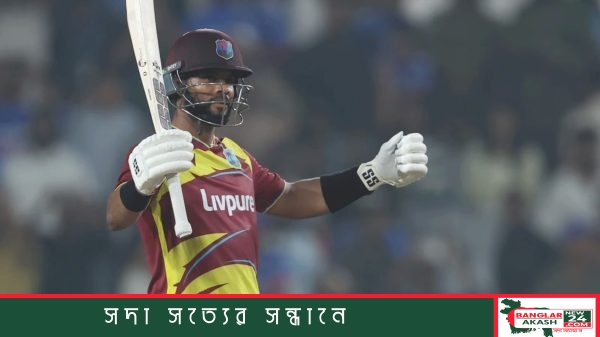 ভারতের বিপক্ষে ৪৫ বলে টি-টোয়েন্টি সেঞ্চুরি হাঁকিয়ে ব্যাট উঁচিয়ে উদযাপনে শাই হোপ